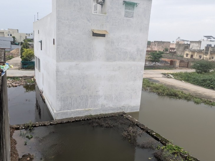 आज से बारिश का दौर कम पड गया है लेकिन अभी भी निवाई की श्यामा प्रसाद मुखर्जी कॉलोनी समेत अन्य कई जगह पानी निकासी सुचारु नहीं होने से मकान पानी से घिरे हुए है ।