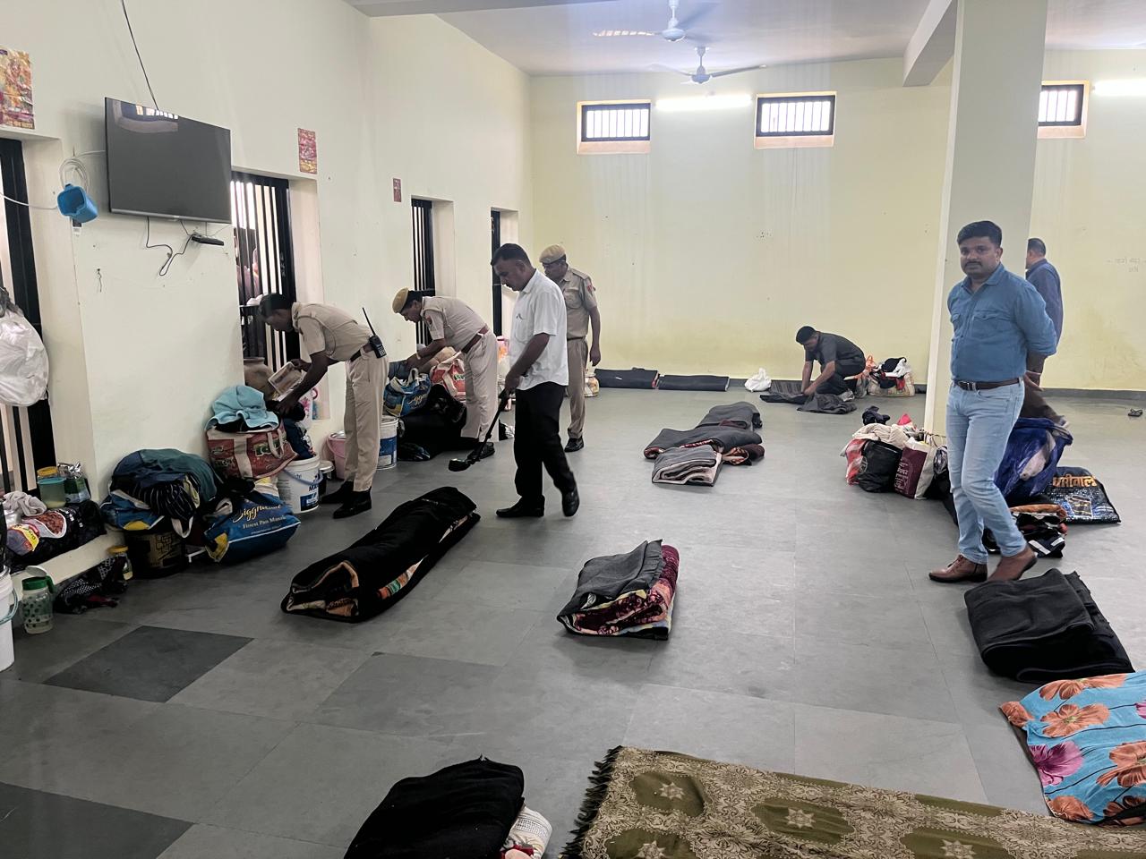 नागौर जेल के अंदर कैदियों की बैरक में मेटल डिटेक्टर से जांच करते पुलिसकर्मी।