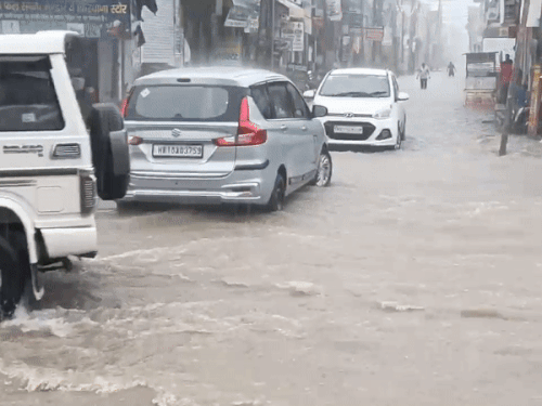 हरियाणा के सोनीपत में गुरुवार को बारिश से जलभराव के बीच निकलते वाहन।