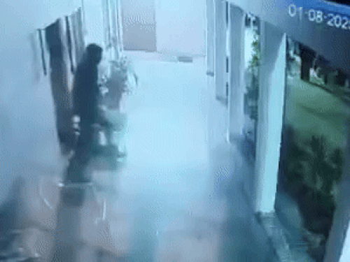 चोर को जब तीन कमरों में कुछ नहीं मिला,तो वह यज्ञशाला की तरफ गया।