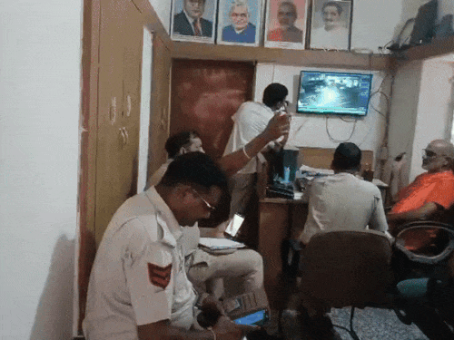 सूचना मिलने के बाद सुबह दादिया पुलिस मौके पर पहुंची,जिसने सीसीटीवी फुटेज के आधार पर चोर की तलाश शुरू कर दी है।