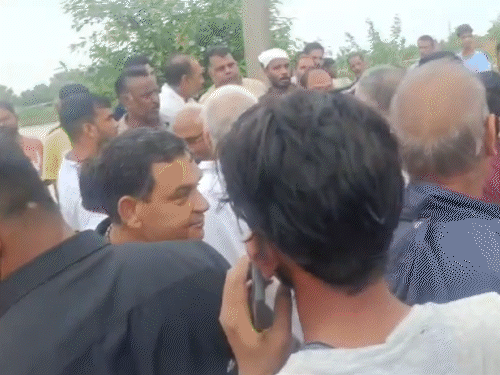 जब युवक बार-बार टोकने पर भी नहीं माना तो गनमैन ने युवक को थप्पड़ मार दिया।