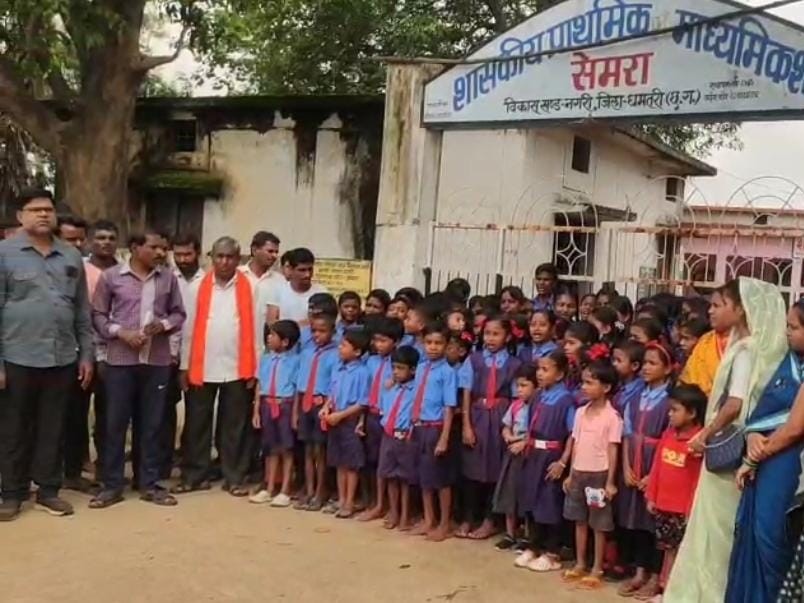 स्कूल समिति और ग्रामीणों ने 18 जुलाई को स्कूल के बाहर तालाबंदी कर विरोध प्रदर्शन किया था।