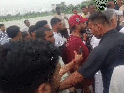 पिस्टल छूने पर जब गनमैन ने टोका तो युवक उलझने लग गया।