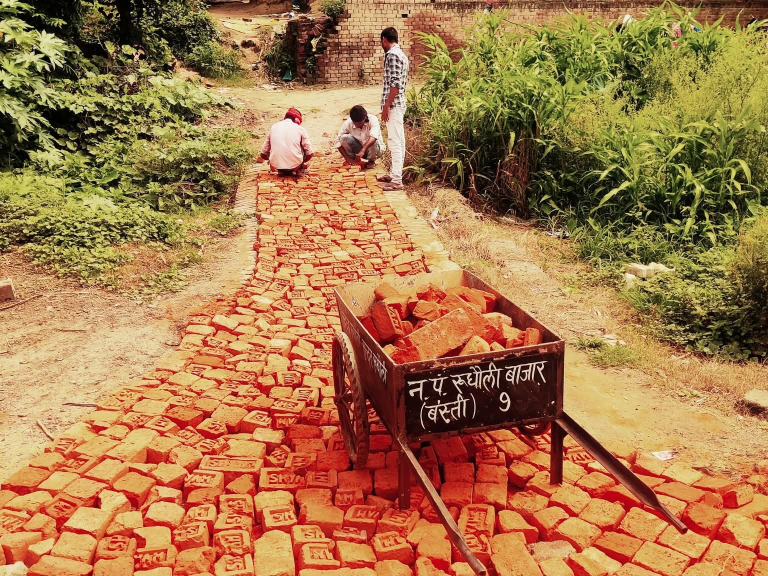 जर्जर सड़क की मरम्मत शुरू। - Dainik Bhaskar