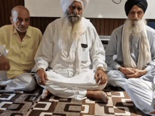 जानकारी देते अमित की पिता।