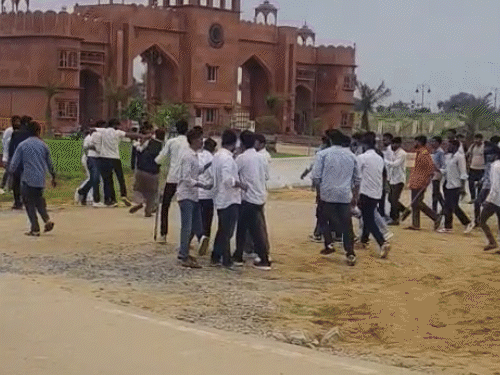छात्र संगठनों के कार्यकर्ताओं ने एक-दूसरे पर लाठी-डंडों से हमला किया।