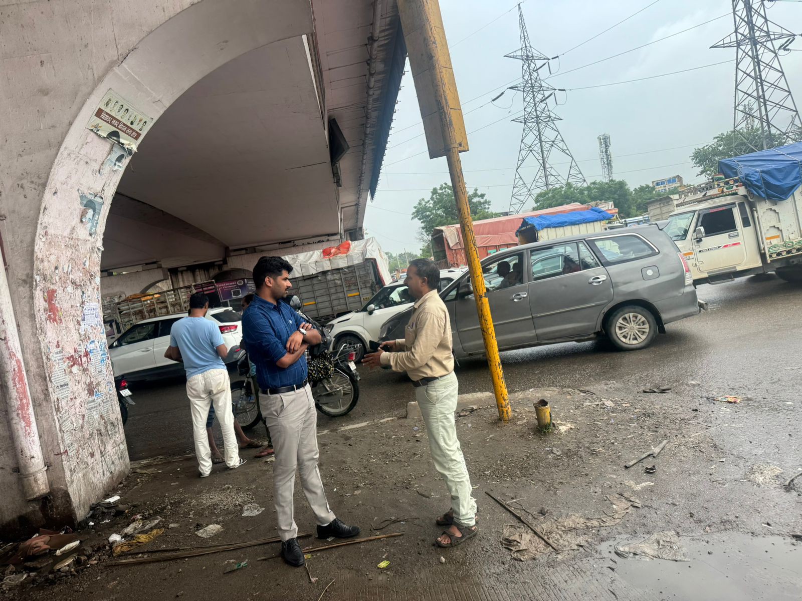 अधिकारियों ने जर्जर भवनों, जलभराव और बारिश से हुए अन्य नुकसान का आकलन किया।