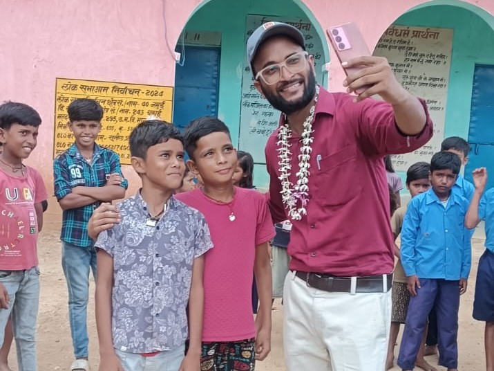 बच्चों के साथ सेल्फी लेते टीचर दीपक।