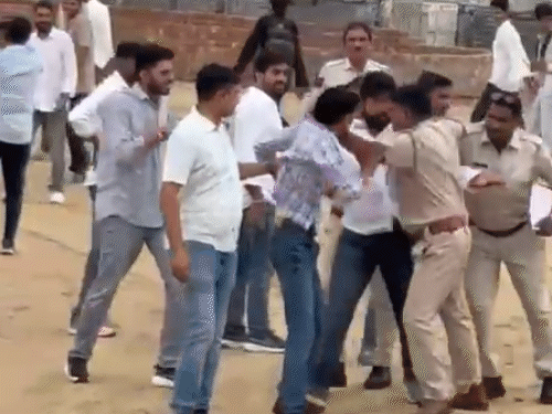 झड़प की सूचना पर तत्काल कार्रवाई करते हुए शेखावाटी विश्वविद्यालय पहुंची पुलिस। परिसर में तनावपूर्ण माहौल के बीच पुलिस ने स्थिति को संभाला।