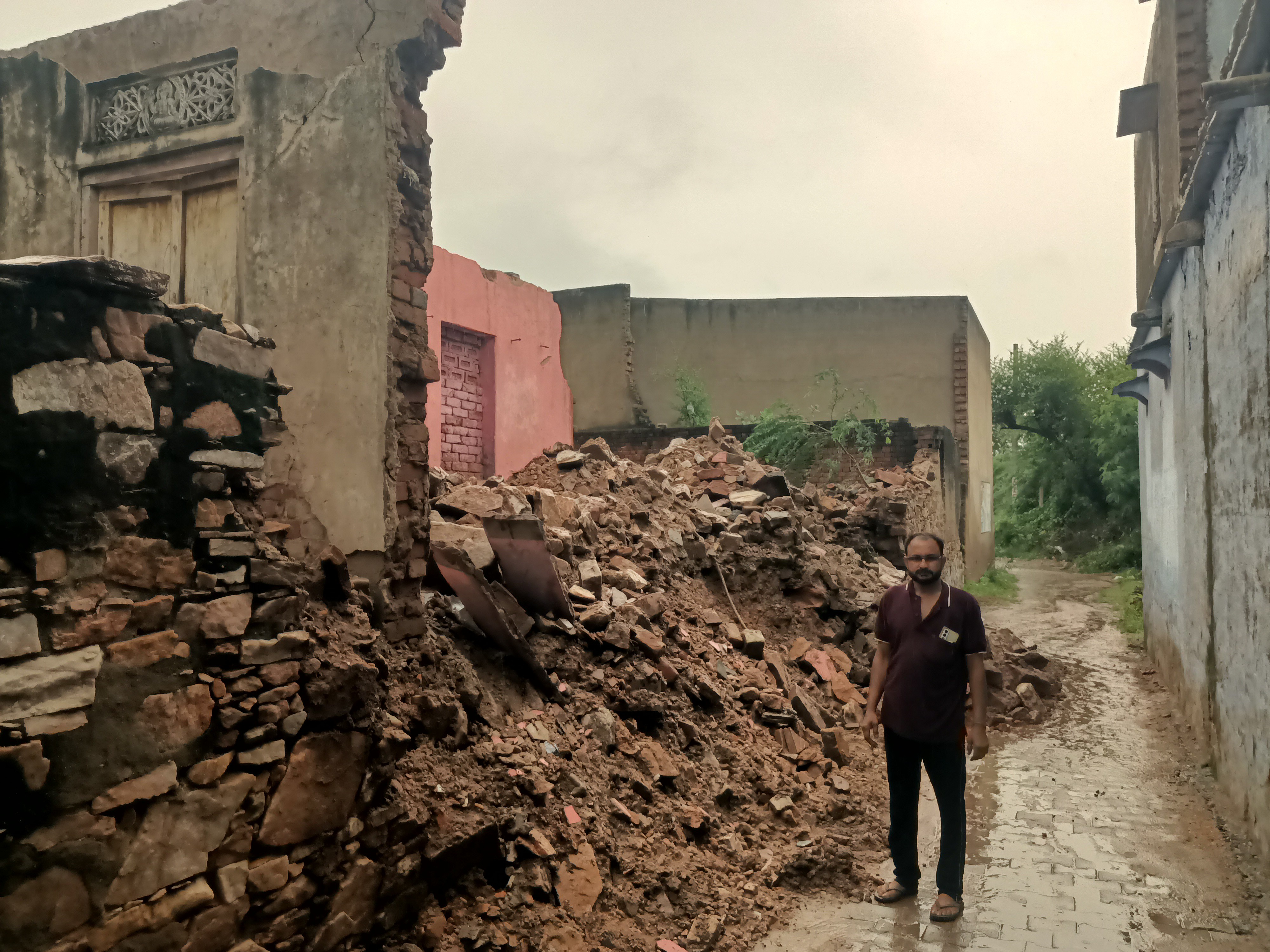 लगातार बारिश से स्यालोदड़ा में जर्जर अवस्था में एक मकान गिर गया।