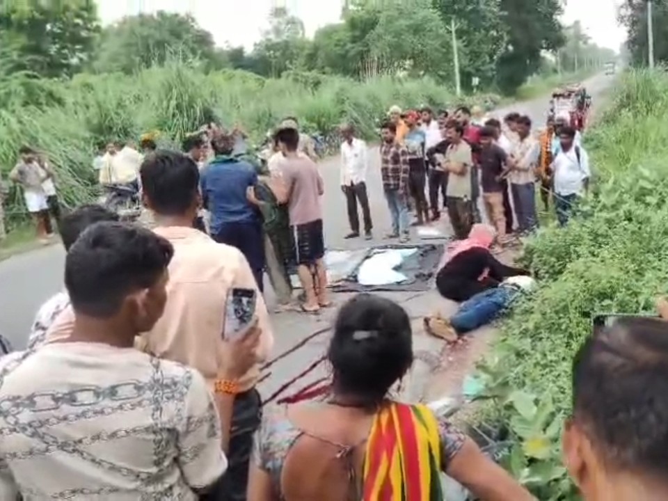 2 killed, 4 injured in road accident in Fatehpur
