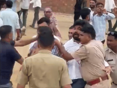 पुलिस ने स्थिति को नियंत्रित करने के लिए 4 छात्र नेताओं को हिरासत में लिया।