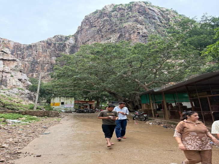 ये है गरबाजी का स्थान। जहां झरने के अलावा पहाड़ का भी आकर्षण है। जो बहुत ऊंचाई पर खड़ा है। यहां पहुंचने पर सबसे पहले टूरिस्ट की नजर पहाड़ के आकर्षण पर टिकती है।