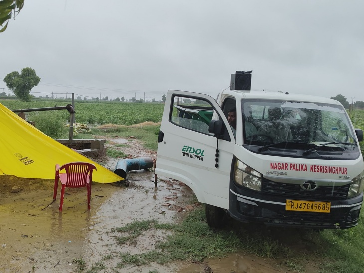 पालिका के सफाई कर्मी लगातार पानी निकासी की व्यवस्था में जुटे हुए हैं।