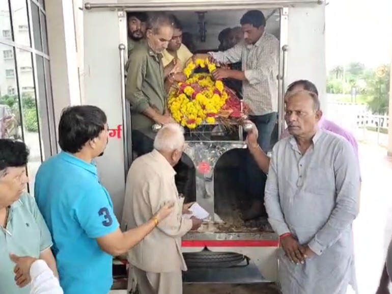 अंतिम यात्रा हिंगोरिया से शुरू होकर नीमच के मेडिकल कॉलेज तक पहुंची।