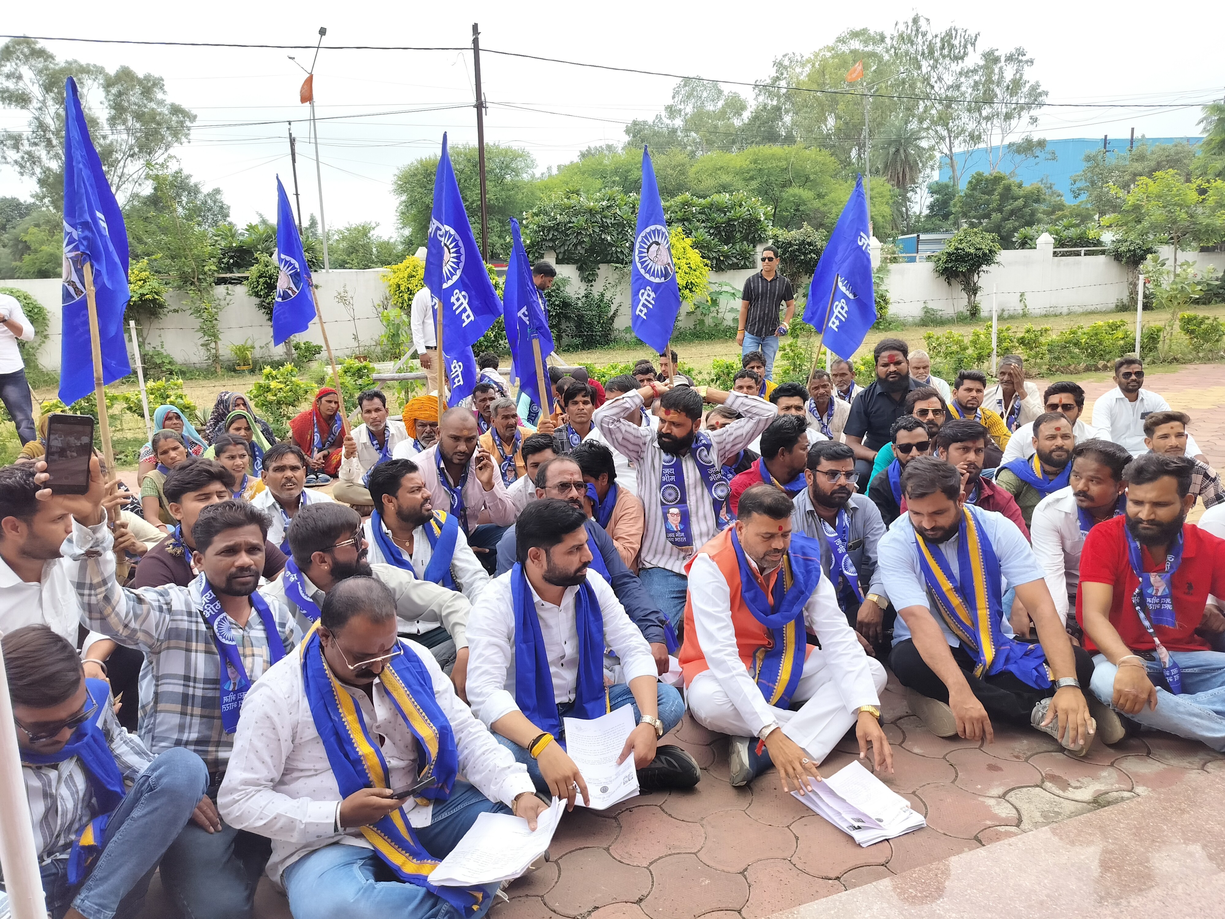 आरोप लगाया कि उनके साथ गाली-गलौज, मारपीट और जान से मारने की धमकियां दी जा रही हैं।