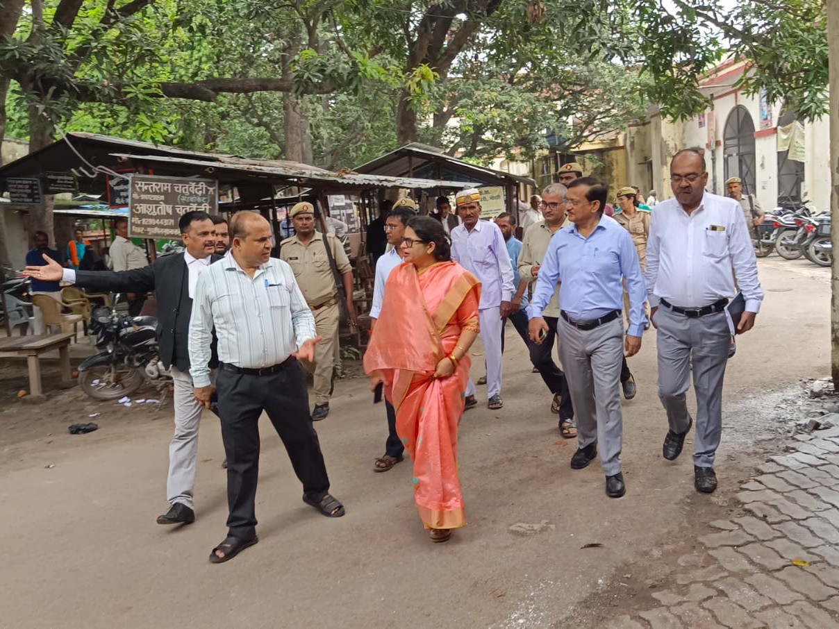 डीएम ने कलेक्ट्रेट के सभी कार्यालयों का निरीक्षण किया।