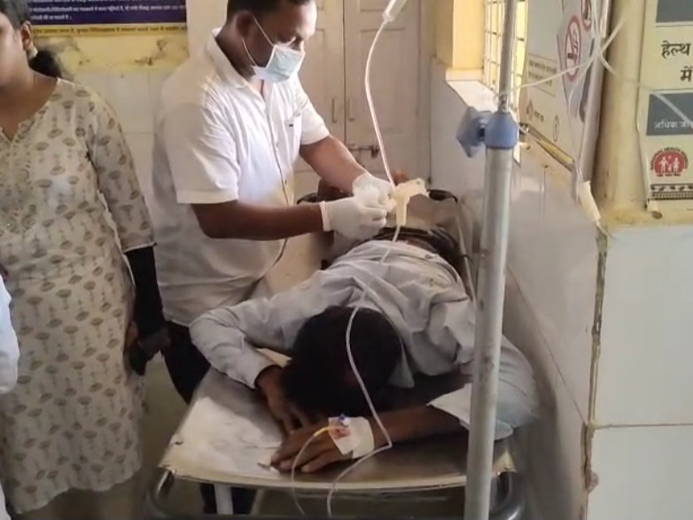 हादसे में घायल युवक का अस्पताल में इलाज जारी है।