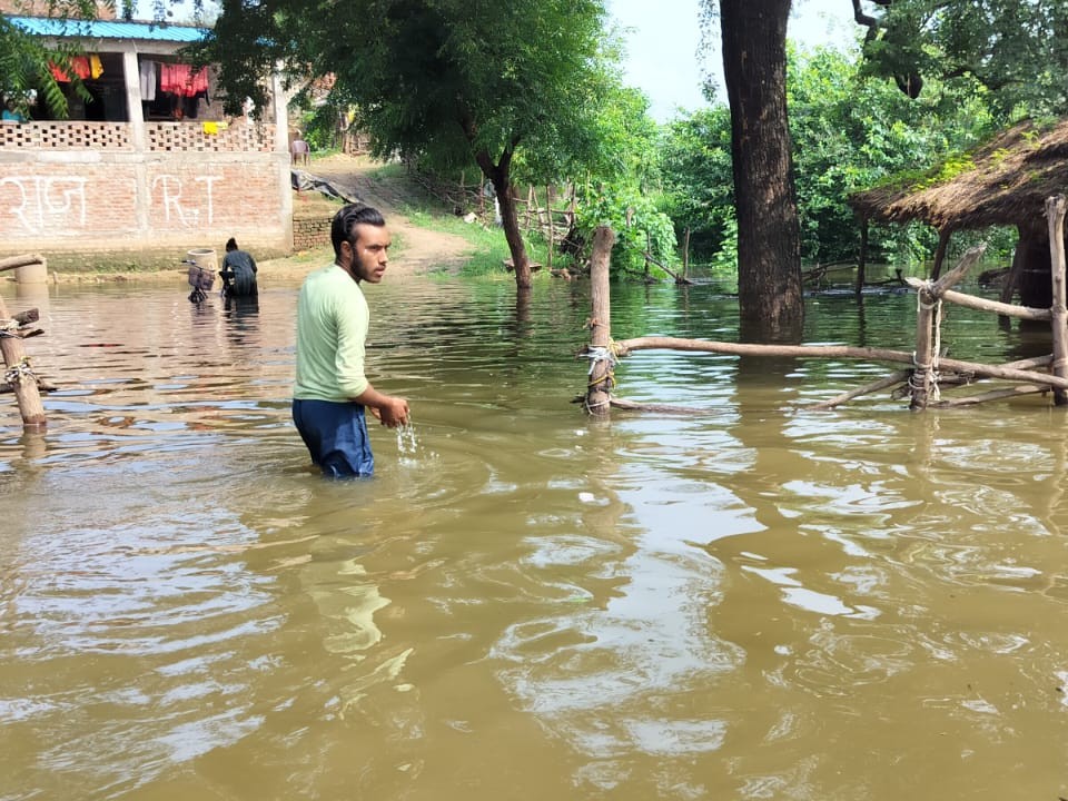यमुना नदी के उफान पर होने से अस्ता गांव में पानी भर गया है, अब अपना घर छोड़ने लगे हैं।
