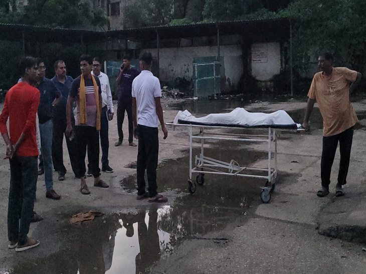 जिला अस्पताल में मृतक का शव लेकर आए परिजन।