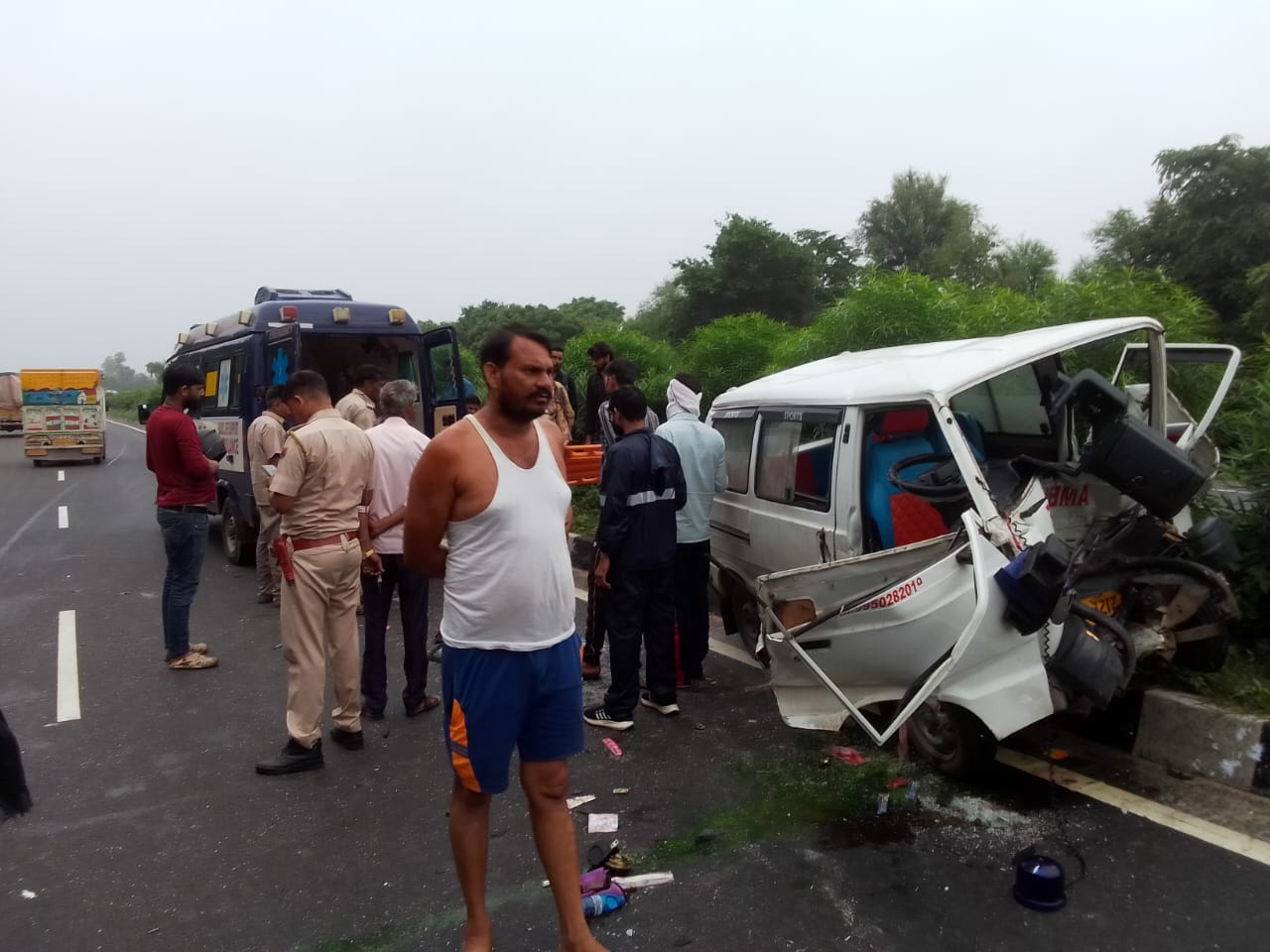 सुबह 6.30 बजे के करीब कानोता पुलिस (जयपुर) मौके पर पहुंची। तब तक 2 लोगों की मौत हो चुकी थी।