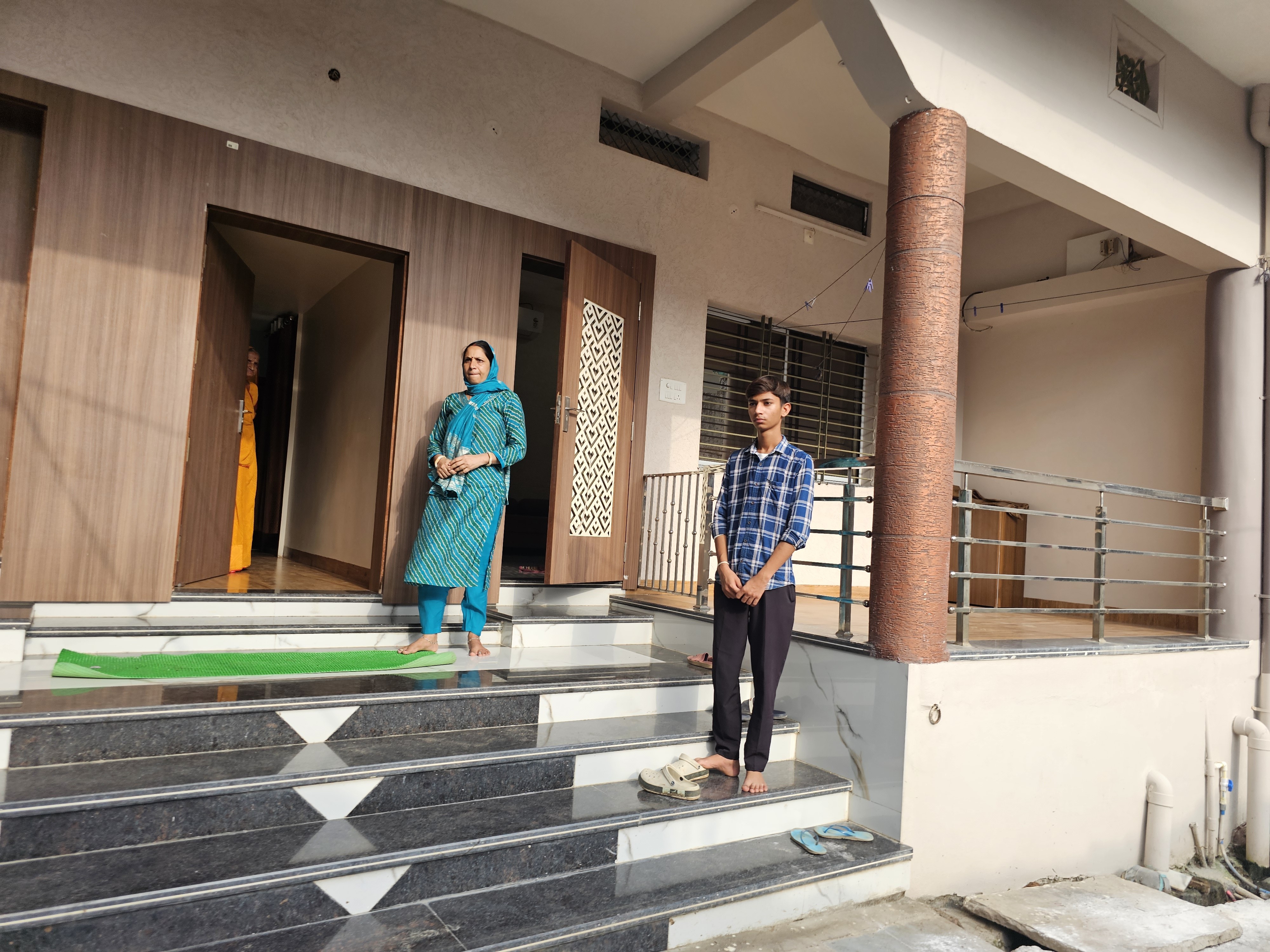 दिलीप की पत्नी पद्मा और बेटा हिमांशु।