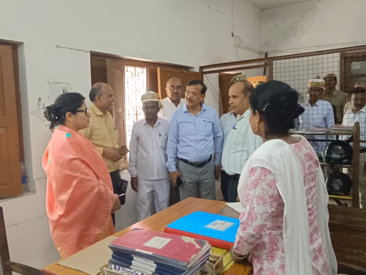 डीएम ने कलेक्ट्रेट के सभी कार्यालयों का निरीक्षण किया।