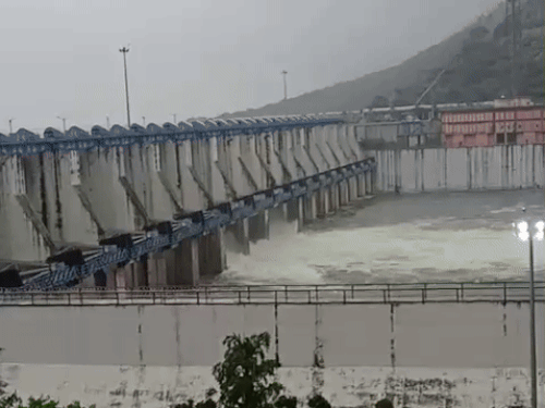 बीसलपुर बांध के 4 गेट खोलकर प्रति सेकंड 48 हजार 80 क्यूसेक पानी की निकासी की जा रही है।