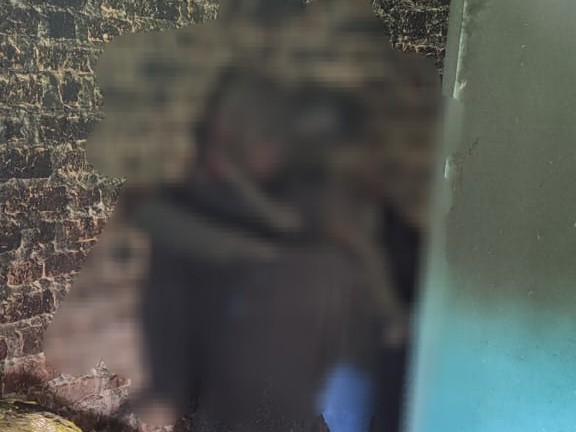 ड्रम पर मौजूद युवक का शव।