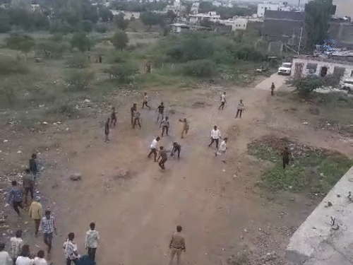 प्रदर्शनकारियों-पुलिस के बीच में भी झड़प हुई। हालात काबू में लाने के लिए पुलिस ने आंसू गैस के गोले छोड़े।