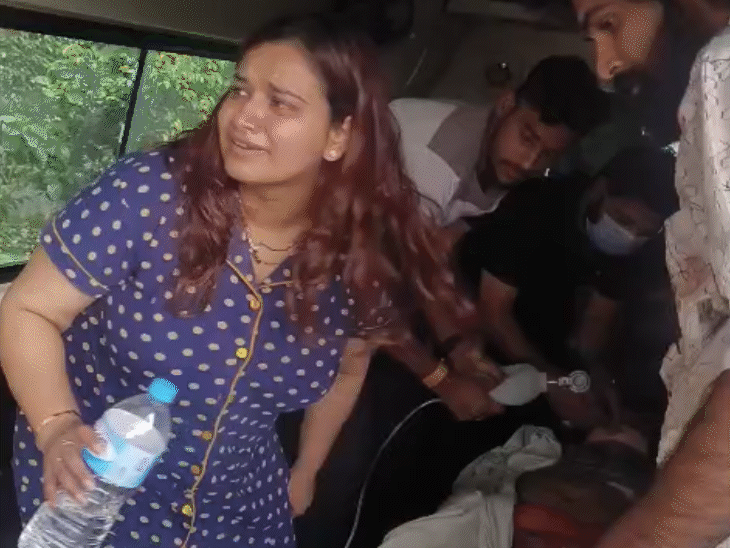 रामबाबू को इंदौर के बॉम्बे हॉस्पिटल रेफर किया गया। उनके साथ उनकी बेटी मुस्कान भी है।