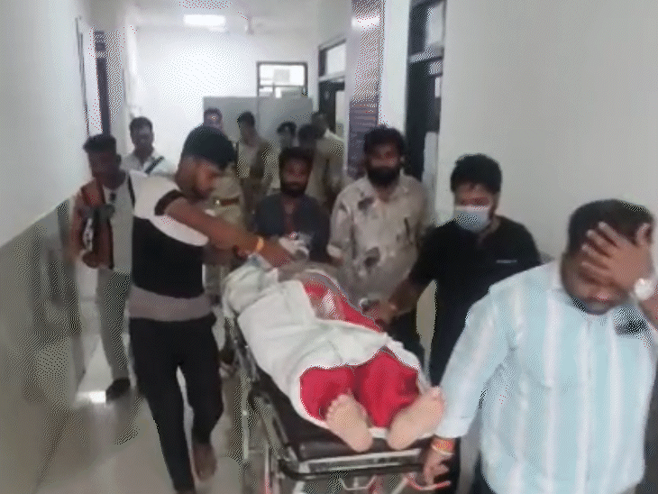 रतलाम के अस्पताल से इंदौर रेफर करने के दौरान शहर के पुलिस अफसर साथ रहे।