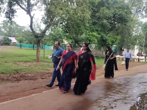 CPM महिला विंग की राष्ट्रीय अध्यक्ष पीके श्रीमती और पूर्व सांसद सीएस सुजाता ने ननों से मुलाकात की।