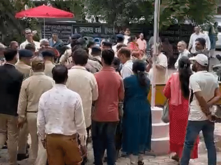 आसाराम के बेटे नारायण सांई शुक्रवार को सूरत से पुलिस सुरक्षा के बीच इंदौर पहुंचा। इस दौरान आसाराम के कुछ अनुयायी भी मौजूद थे।