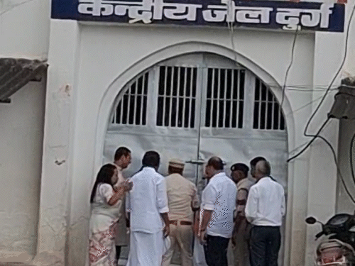 दुर्ग जेल में बंद ननों से आज केरल के पांच सांसदों ने मुलाकात की है।