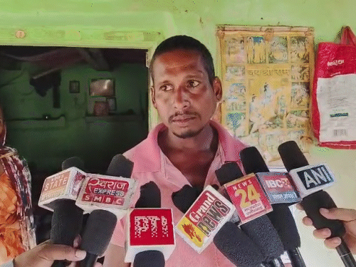 मृतक के बेटे ने कहा कि- राशि दिलवाने रोजगार सहायक शिवकुमार ने रिश्वत मांगी थी।