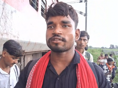 यात्री पवन ने कहा- लोग चिल्ला रहे थे, किसी को कुछ पता नहीं था।