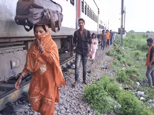हादसा होने के बाद लोग पैदल ही चल दिए। क्योंकि यहां आसपास हाईवे भी नहीं था।