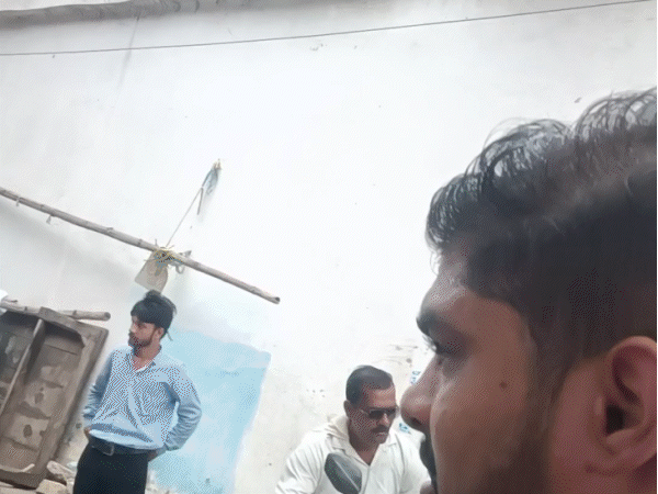 कबाड़ी मोहल्ले में महिलाओं का पूरा गैंग कफ सिरप बेचने का काम करता है।