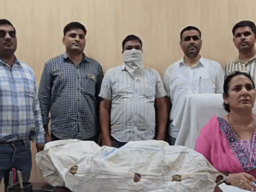 एसीबी टीम की गिरफ्त में आरोपी क्लर्क।