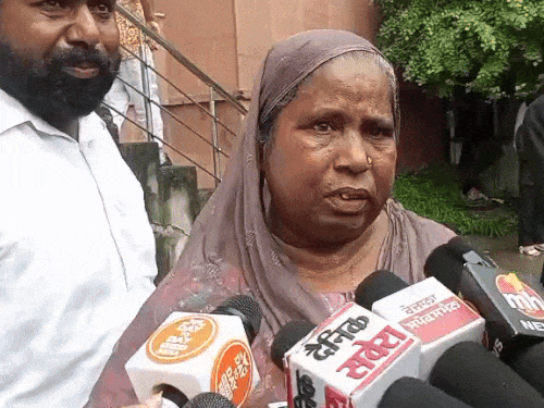 मृतक के परिवारिक मेंबर आपबीती सुनाते हुए।