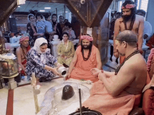 आचार्य महामंडलेश्वर कैलाशानंद गिरी के आगे बैठकर पूजा पाठ करती हुईं पायल।