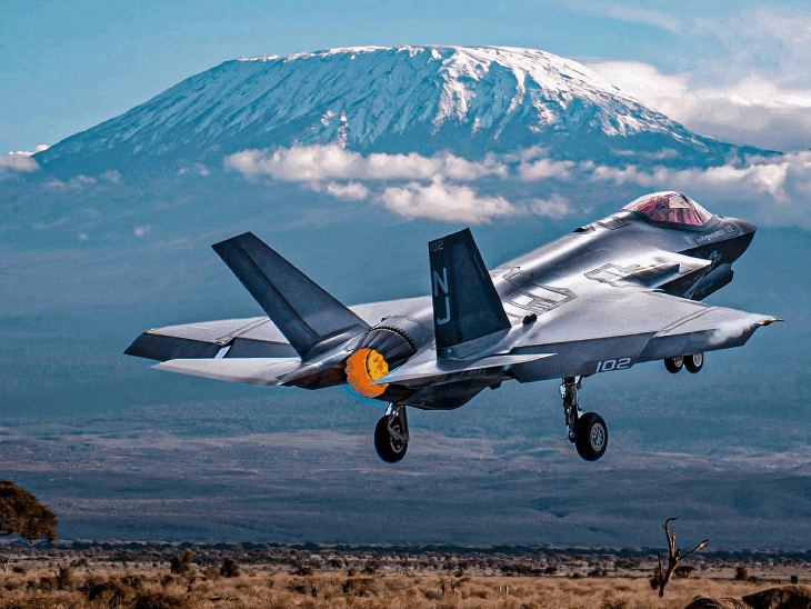 F-35 अमेरिका का 5वीं जेनरेशन का लड़ाकू विमान है। इसे लॉकहीड मार्टिन कंपनी ने डेवलप किया है। - Dainik Bhaskar