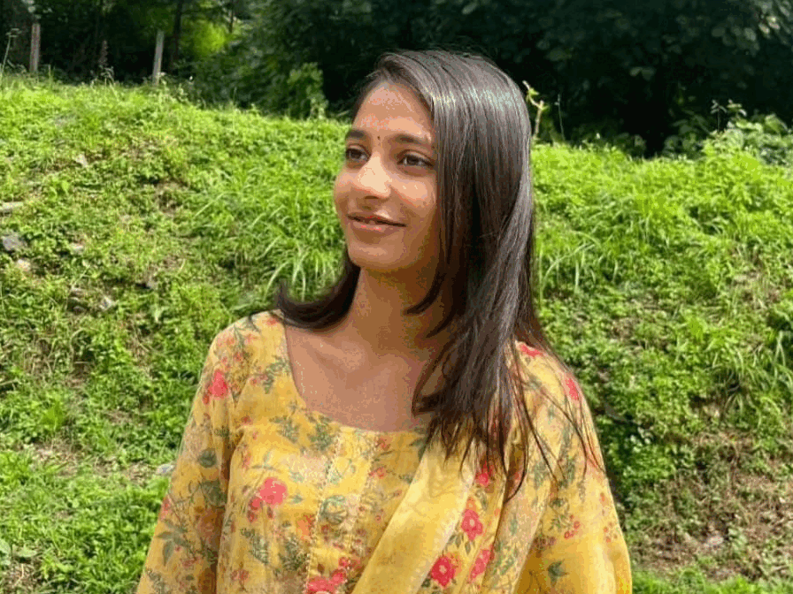 छात्रा वासवी की फाइल फोटो।