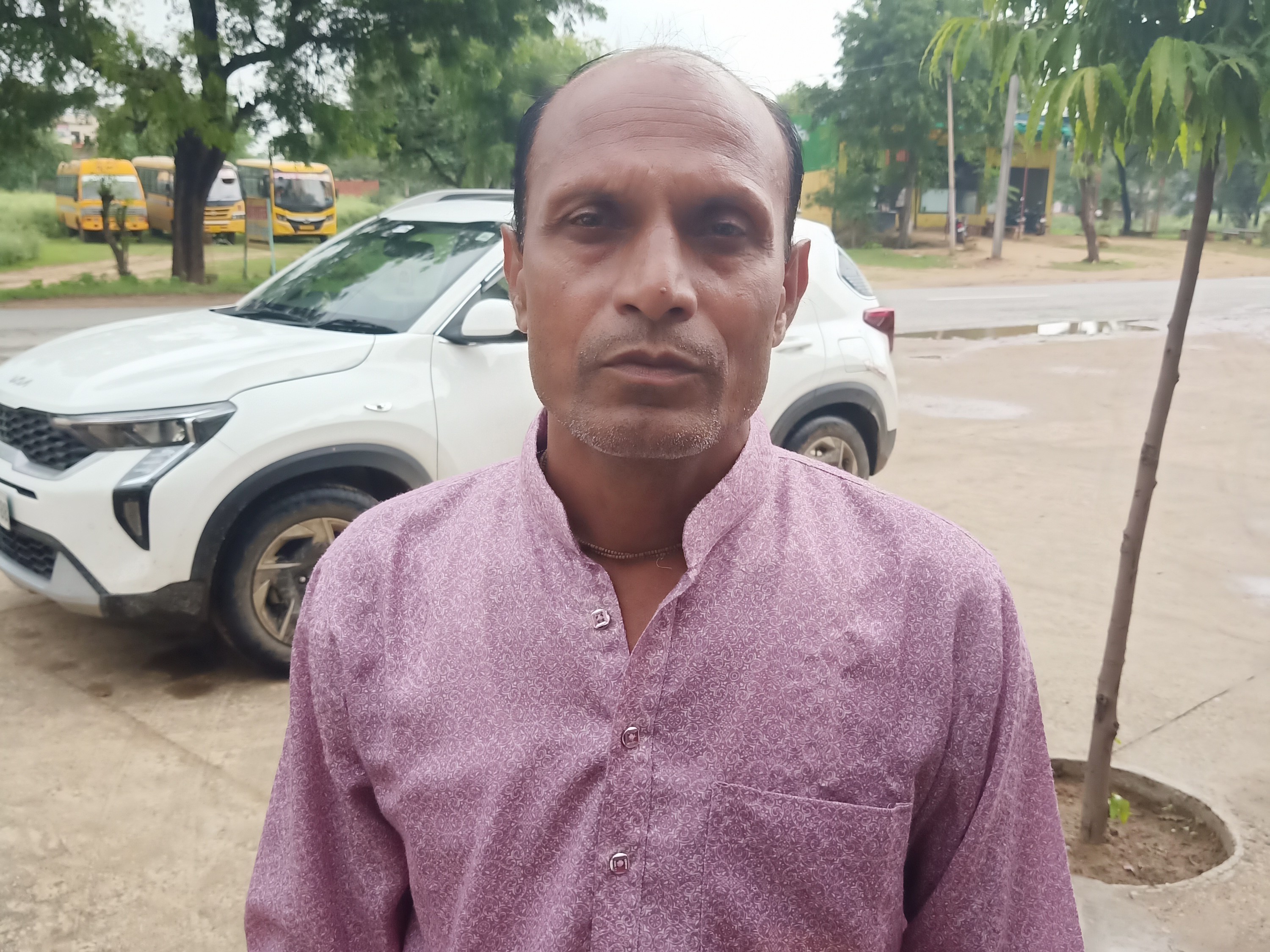 पीड़ित श्योपाल सैनी श्रीमाधोपुर में फैंसी आइटम की दुकान चलाते हैं। जिससे बोलेरो सवार बदमाशों ने मारपीट कर नकदी, सोने की अंगूठी और मोबाइल लूट लिया।
