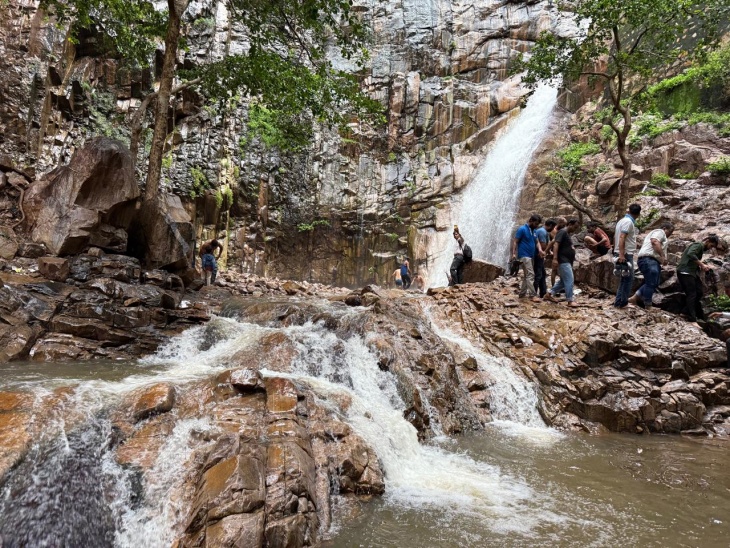 ये है गरबाजी का झरना। जहां तेजी से पानी आया है। इस झरने के बहाव के साथ सांप भी आए।