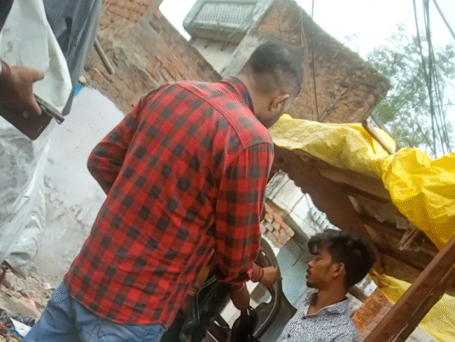 भास्कर रिपोर्टर महिला से कफ सिरप खरीदते हुए।