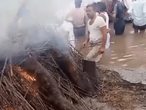 Surwal dam has overflowed after heavy rains in Sawai Madhopur district. Due to this, Dhanoli village has been submerged. To perform the last rites on Friday morning, he had to stand in water filled up to three feet.