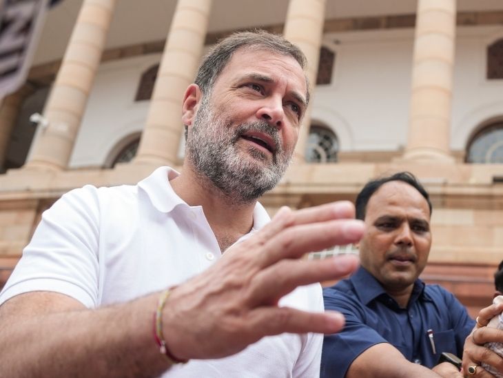Rahul Gandhi has warned the election officials for the second time, accusing them of rigging votes in the last 9 days. - Dainik Bhaskar
